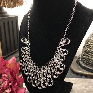 NWT Gorgeous Silver Tone & Crystals Statement Necklace!